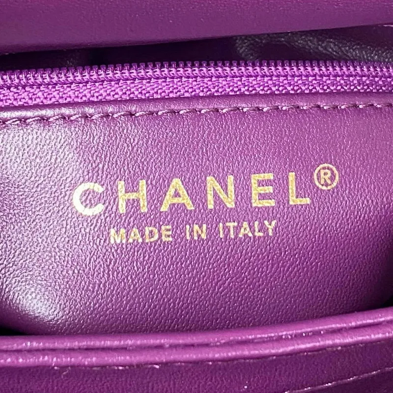 Chanel AS3498 Kabelka s klopou z ovčí kůže, fialová