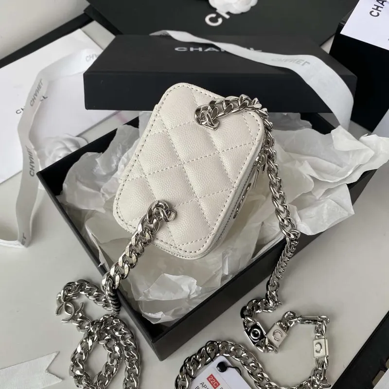 Chanel AP2718 Malá kosmetická taštička s řetízkem z telecí kůže, bílá