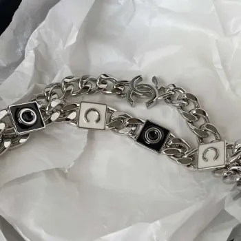 Chanel AP2718 Malá kosmetická taštička s řetízkem z telecí kůže, bílá