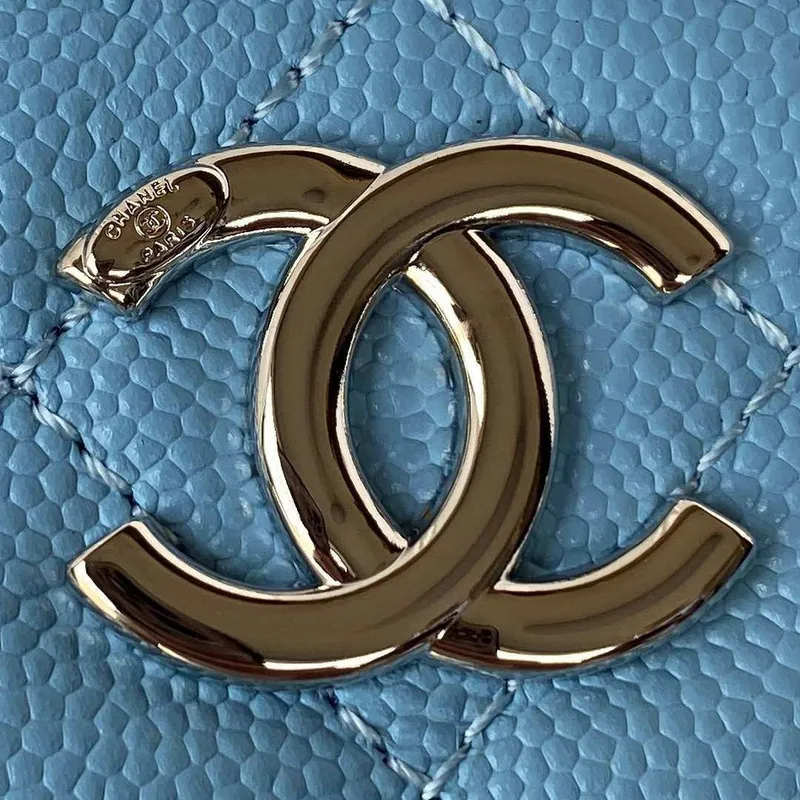 Chanel AP2718 Malá kosmetická taštička s řetízkem z telecí kůže, modrá