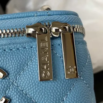 Chanel AP2718 Malá kosmetická taštička s řetízkem z telecí kůže, modrá