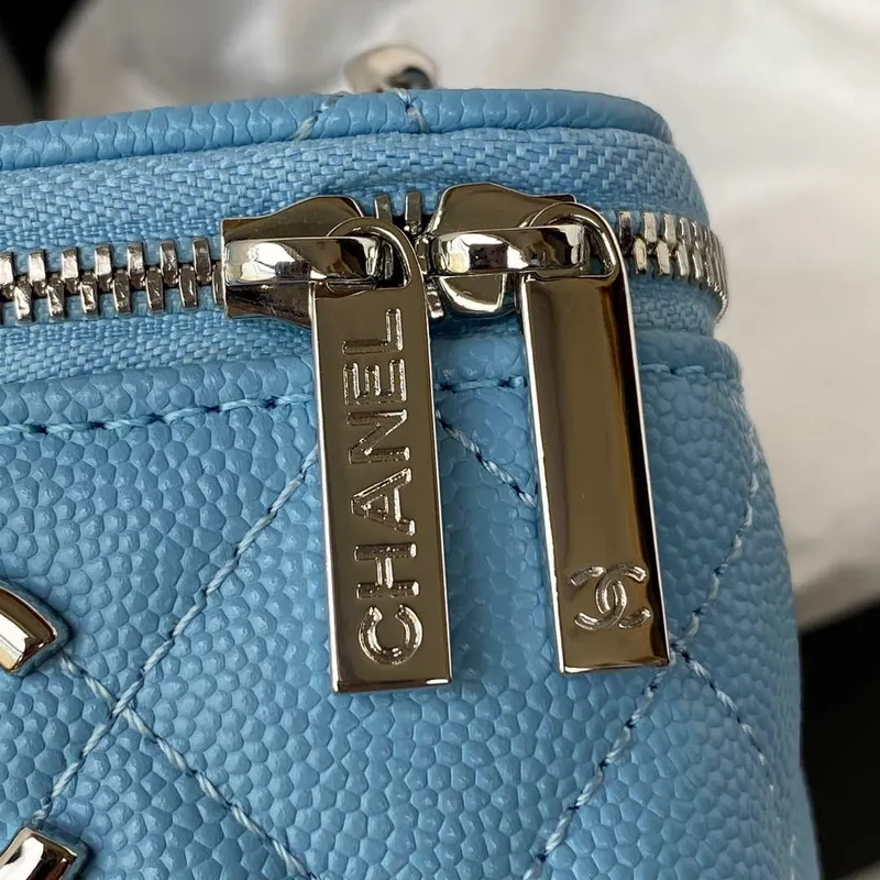 Chanel AP2718 Malá kosmetická taštička s řetízkem z telecí kůže, modrá