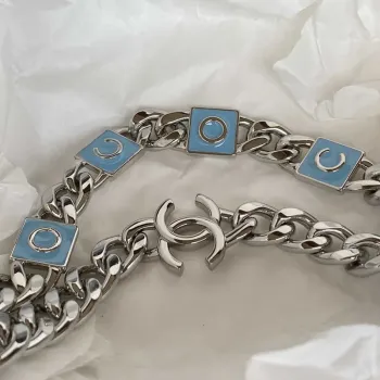 Chanel AP2718 Malá kosmetická taštička s řetízkem z telecí kůže, modrá