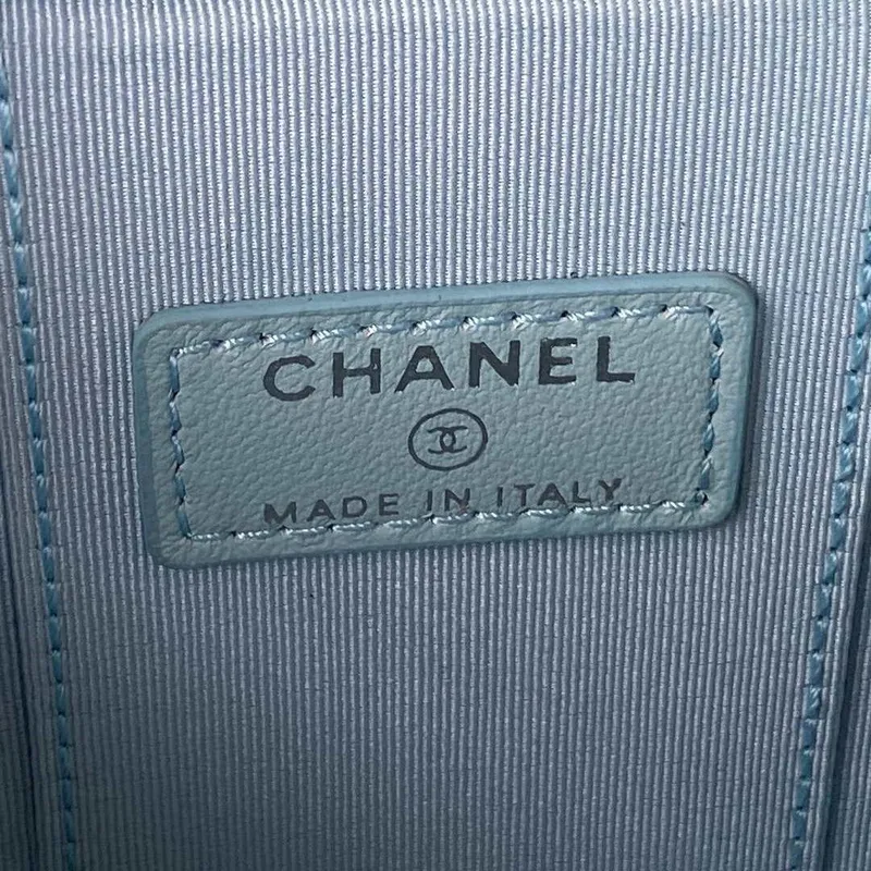 Chanel AP2718 Malá kosmetická taštička s řetízkem z telecí kůže, modrá