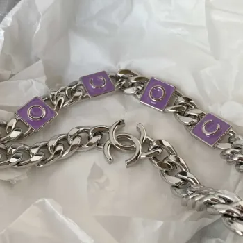 Chanel AP2718 Malá kosmetická taštička s řetízkem z telecí kůže, fialová