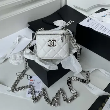 Chanel AP2718 Malá kosmetická taštička s řetízkem z bílé jehněčí kůže