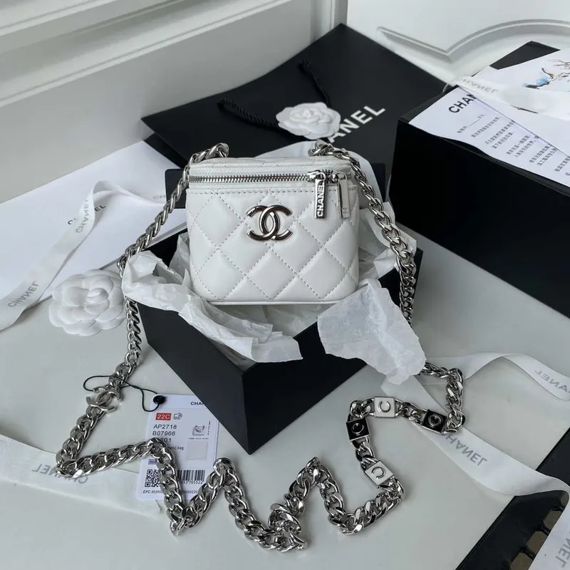 Chanel AP2718 Malá kosmetická taštička s řetízkem z bílé jehněčí kůže