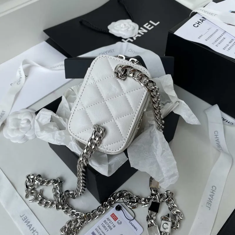 Chanel AP2718 Malá kosmetická taštička s řetízkem z bílé jehněčí kůže