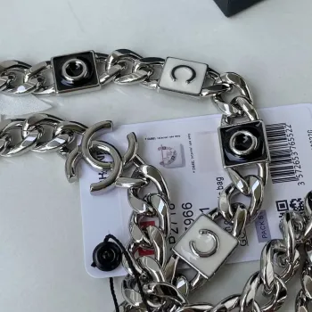 Chanel AP2718 Malá kosmetická taštička s řetízkem z bílé jehněčí kůže