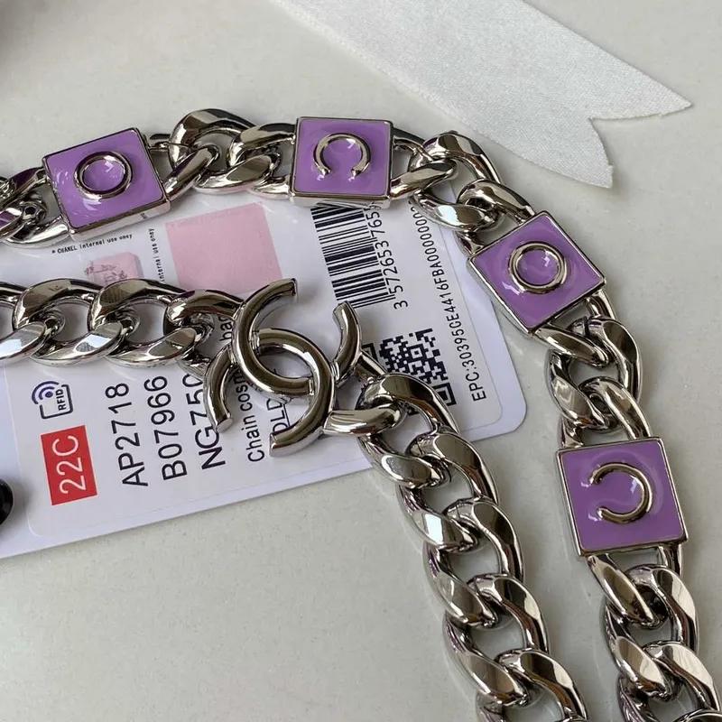 Chanel AP2718 Malá kosmetická taštička s řetízkem, fialová jehněčí kůže