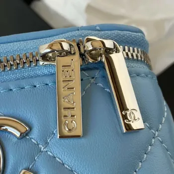 Chanel AP2718 Malá kosmetická taštička s řetízkem, modrá jehněčí kůže