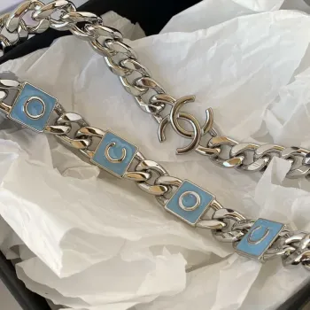 Chanel AP2718 Malá kosmetická taštička s řetízkem, modrá jehněčí kůže