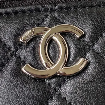 Chanel AP2718 Malá kosmetická taštička s řetízkem z černé jehněčí kůže