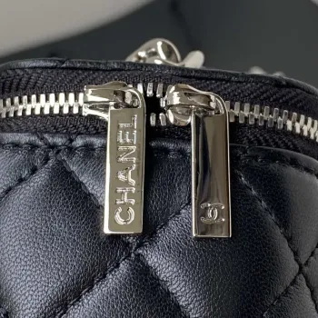 Chanel AP2718 Malá kosmetická taštička s řetízkem z černé jehněčí kůže