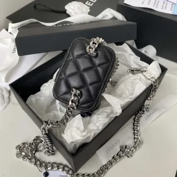 Chanel AP2718 Malá kosmetická taštička s řetízkem z černé jehněčí kůže