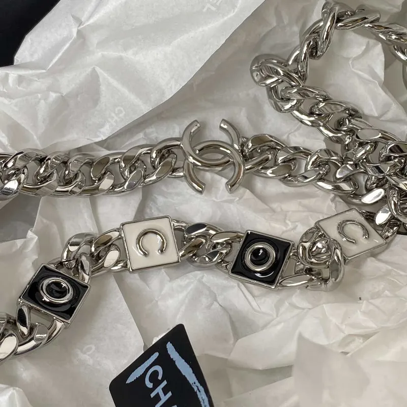 Chanel AP2718 Malá kosmetická taštička s řetízkem z černé jehněčí kůže