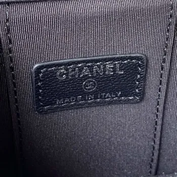 Chanel AP2718 Malá kosmetická taštička s řetízkem z černé jehněčí kůže