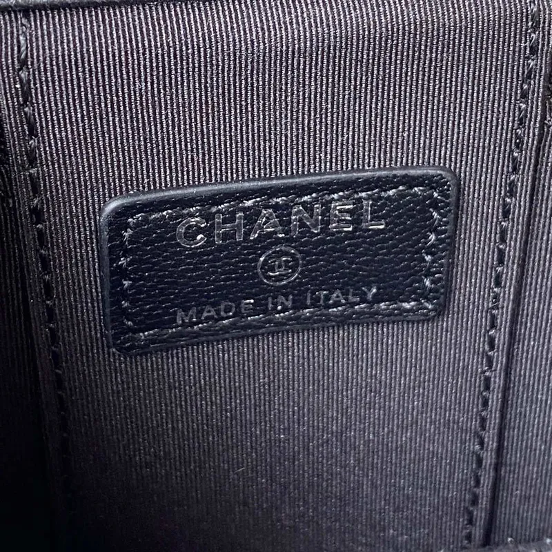 Chanel AP2718 Malá kosmetická taštička s řetízkem z černé jehněčí kůže