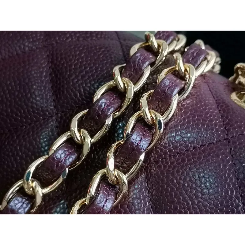 Chanel A58600 Velká klasická kabelka z lesklé telecí kůže v barvě vínové a zlaté