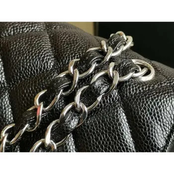 Chanel A58600 Velká klasická kabelka z lesklé telecí kůže s povrchovou úpravou, černá se stříbrnými detaily