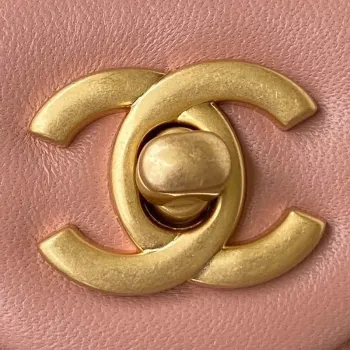 Chanel AS1787 Mini kabelka s klopou z jehněčí kůže, světle růžová se zlatými detaily