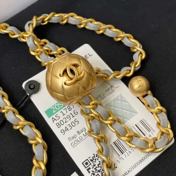 Chanel AS1787 Mini kabelka s klopou z jehněčí kůže, šedá se zlatými detaily