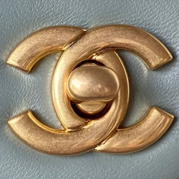 Chanel AS1787 Mini kabelka s klopou z jehněčí kůže, modrá a zlatá