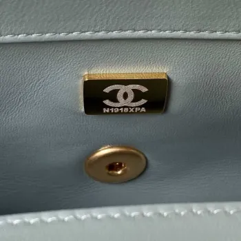 Chanel AS1787 Mini kabelka s klopou z jehněčí kůže, modrá a zlatá