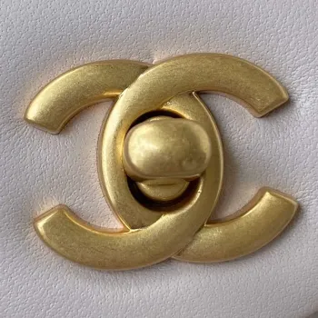 Chanel AS1787 Mini taška s klopou z jehněčí kůže, světle fialová se zlatými detaily