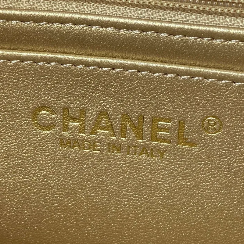 Chanel AS1787 Mini taška s klopou z jehněčí kůže, světle fialová se zlatými detaily