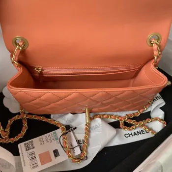 Chanel AS1787 Mini taška s klopou z jehněčí kůže, oranžová a zlatá