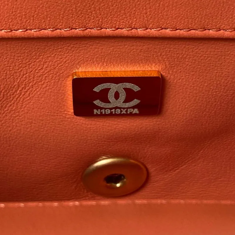 Chanel AS1787 Mini taška s klopou z jehněčí kůže, oranžová a zlatá
