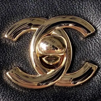 Chanel AS1787 Mini taška s klopou z jehněčí kůže, černá se zlatými detaily