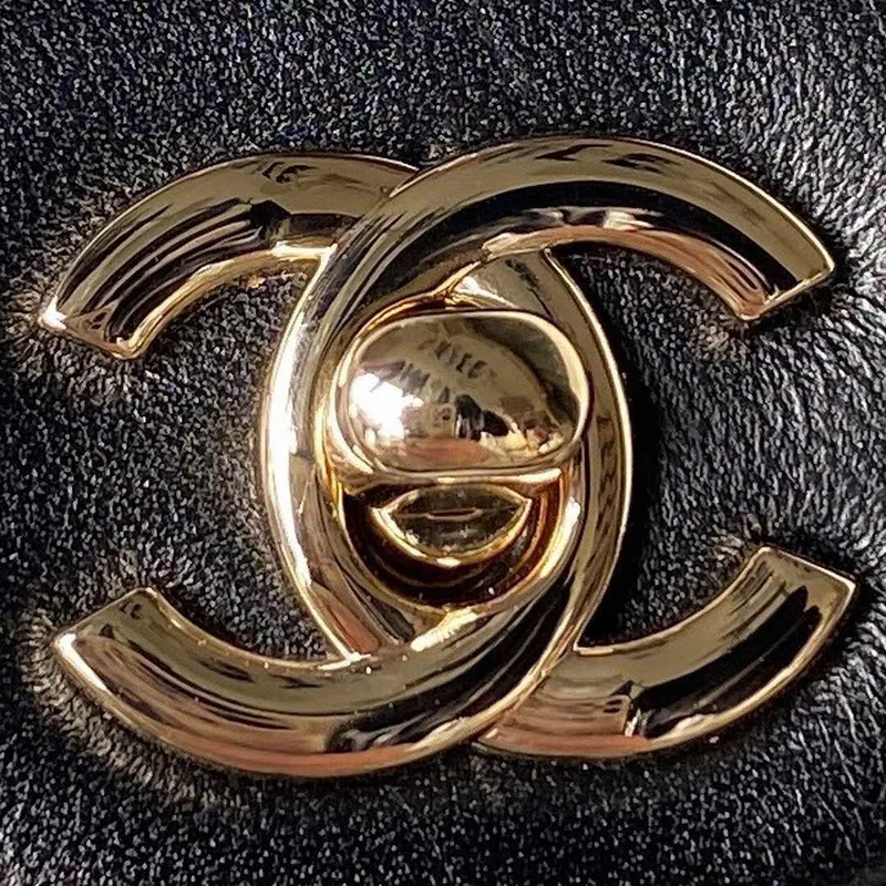 Chanel AS1787 Mini taška s klopou z jehněčí kůže, černá se zlatými detaily