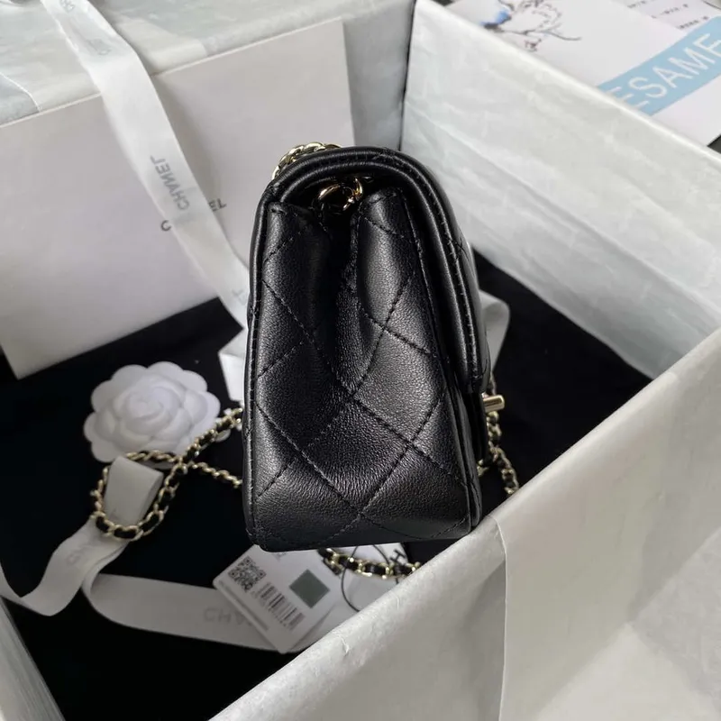 Chanel AS1787 Mini taška s klopou z jehněčí kůže, černá se zlatými detaily