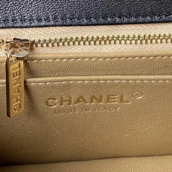 Chanel AS1787 Mini taška s klopou z jehněčí kůže, černá se zlatými detaily