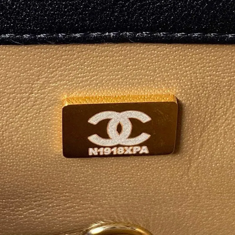 Chanel AS1787 Mini taška s klopou z jehněčí kůže, černá se zlatými detaily