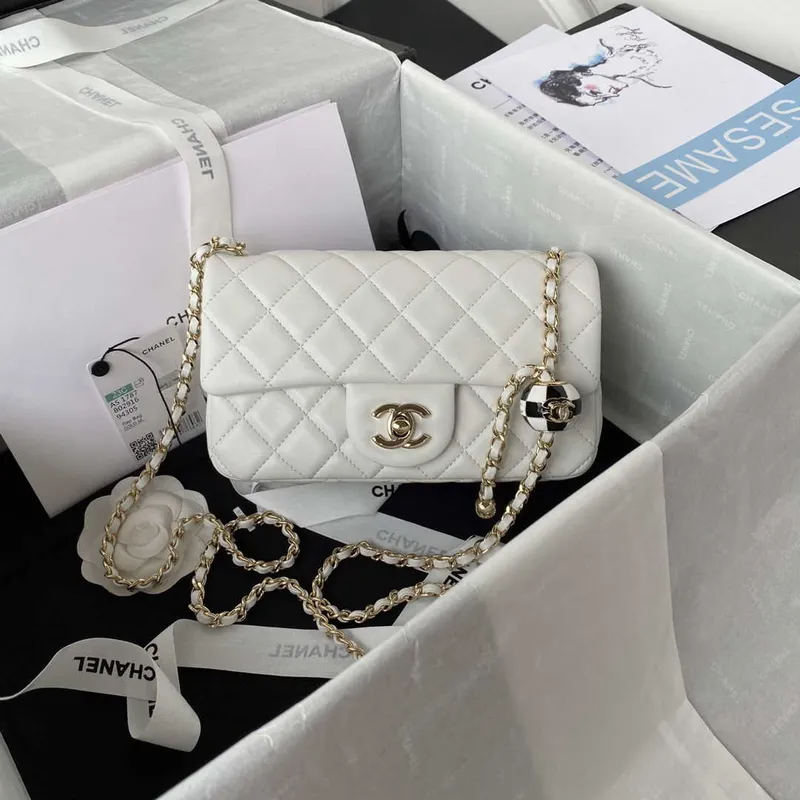 Chanel AS1787 Mini taška s klopou z jehněčí kůže ve stylu fotbalového míče, bílá a zlatá