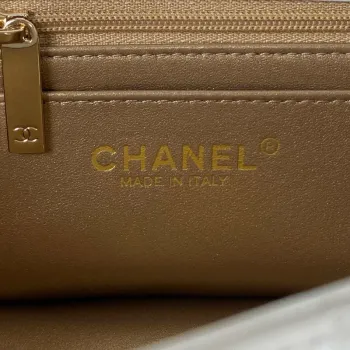 Chanel AS1787 Mini taška s klopou z jehněčí kůže ve stylu fotbalového míče, bílá a zlatá