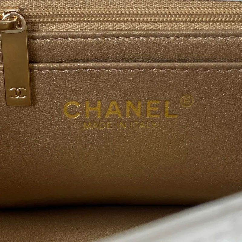 Chanel AS1787 Mini taška s klopou z jehněčí kůže ve stylu fotbalového míče, bílá a zlatá