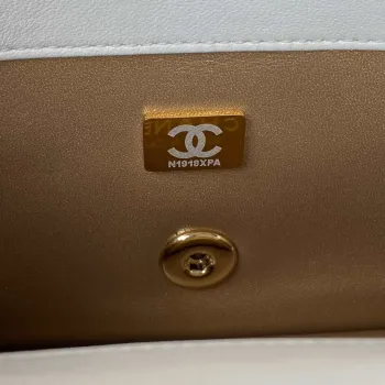 Chanel AS1787 Mini taška s klopou z jehněčí kůže ve stylu fotbalového míče, bílá a zlatá