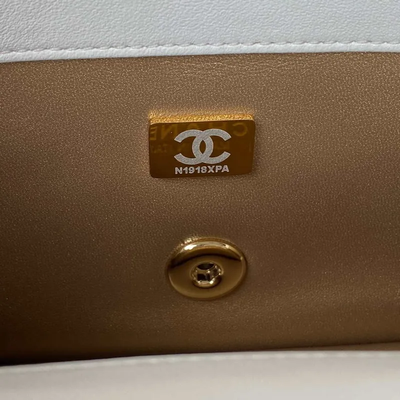 Chanel AS1787 Mini taška s klopou z jehněčí kůže ve stylu fotbalového míče, bílá a zlatá
