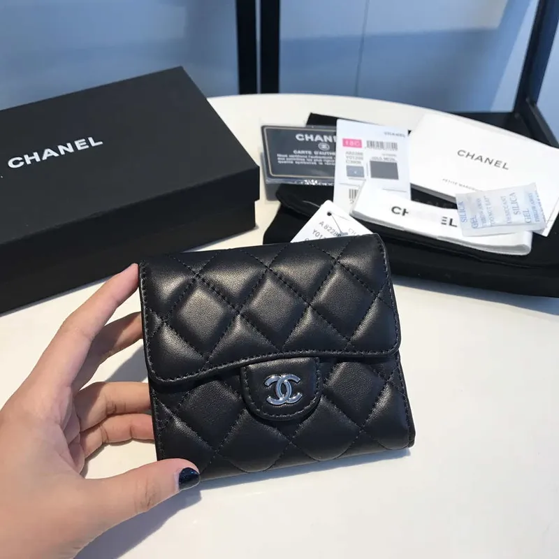 Chanel AP0231 Klasická malá peněženka FLAP z jehněčí kůže, černá se stříbrnými detaily