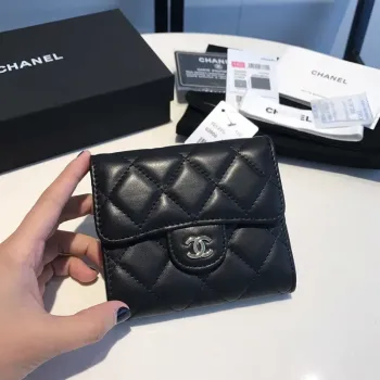 Chanel AP0231 Klasická malá peněženka FLAP z jehněčí kůže, černá se zlatými detaily