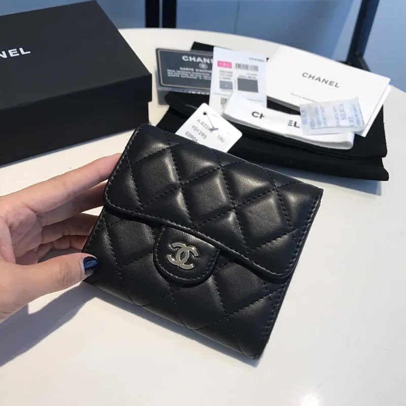 Chanel AP0231 Klasická malá peněženka FLAP z jehněčí kůže, černá se zlatými detaily