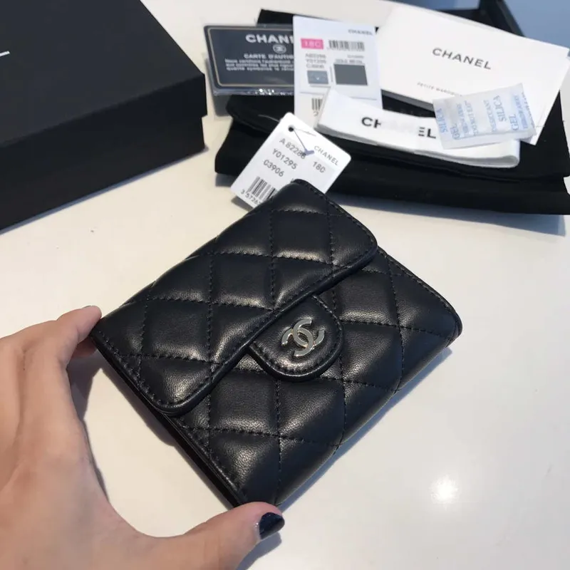 Chanel AP0231 Klasická malá peněženka FLAP z jehněčí kůže, černá se zlatými detaily