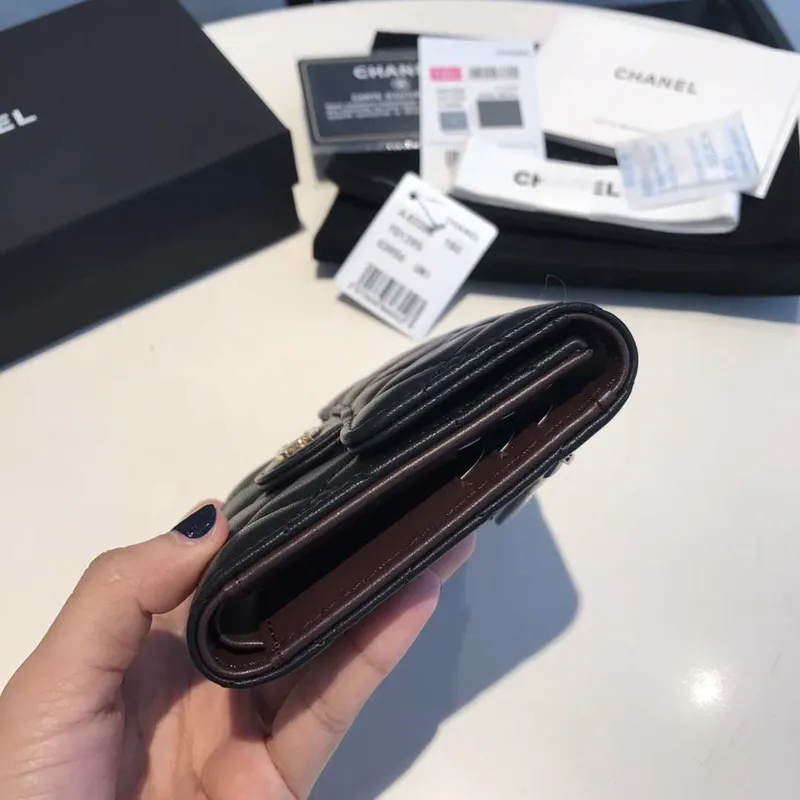 Chanel AP0231 Klasická malá peněženka FLAP z jehněčí kůže, černá se zlatými detaily