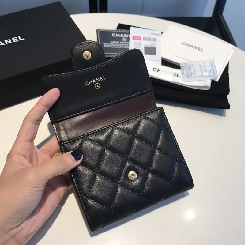 Chanel AP0231 Klasická malá peněženka FLAP z jehněčí kůže, černá se zlatými detaily