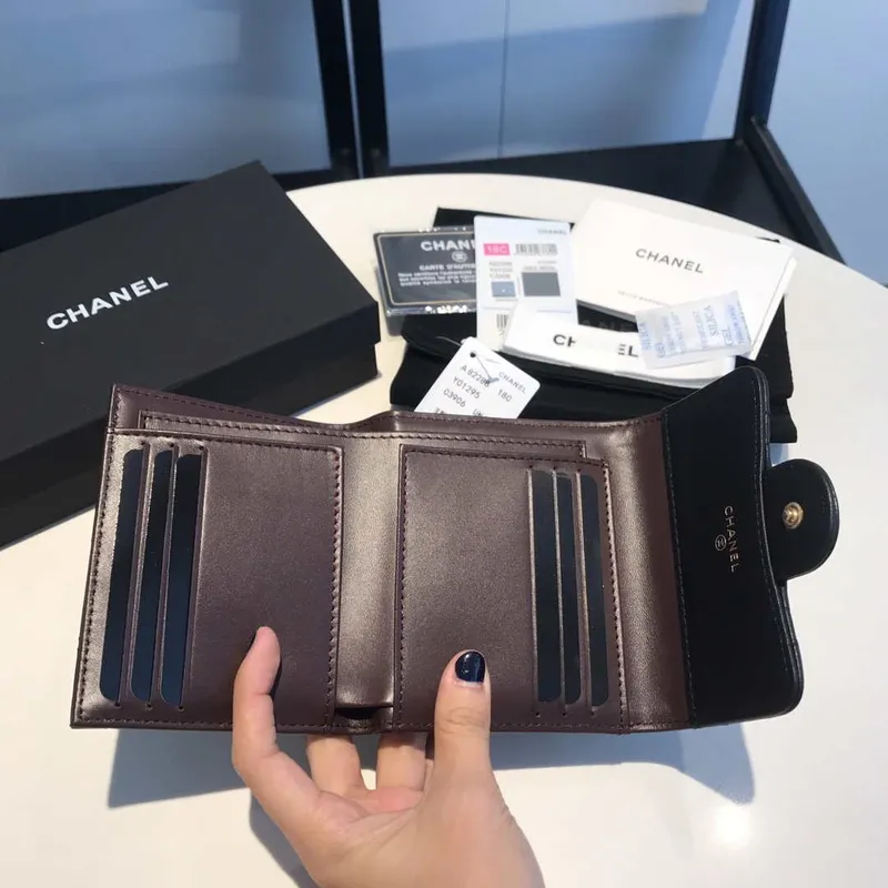 Chanel AP0231 Klasická malá peněženka FLAP z jehněčí kůže, černá se zlatými detaily