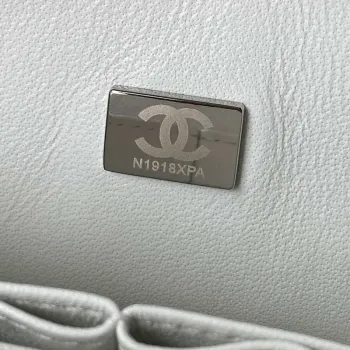 Chanel A01113 Kabelka s klopou Klasická taška Zrnité lesklé telecí kůže Bílá Stříbrná